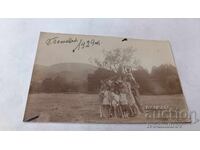 Fotografie Teteven Bărbați, femei și copii pe o pajiște 1929