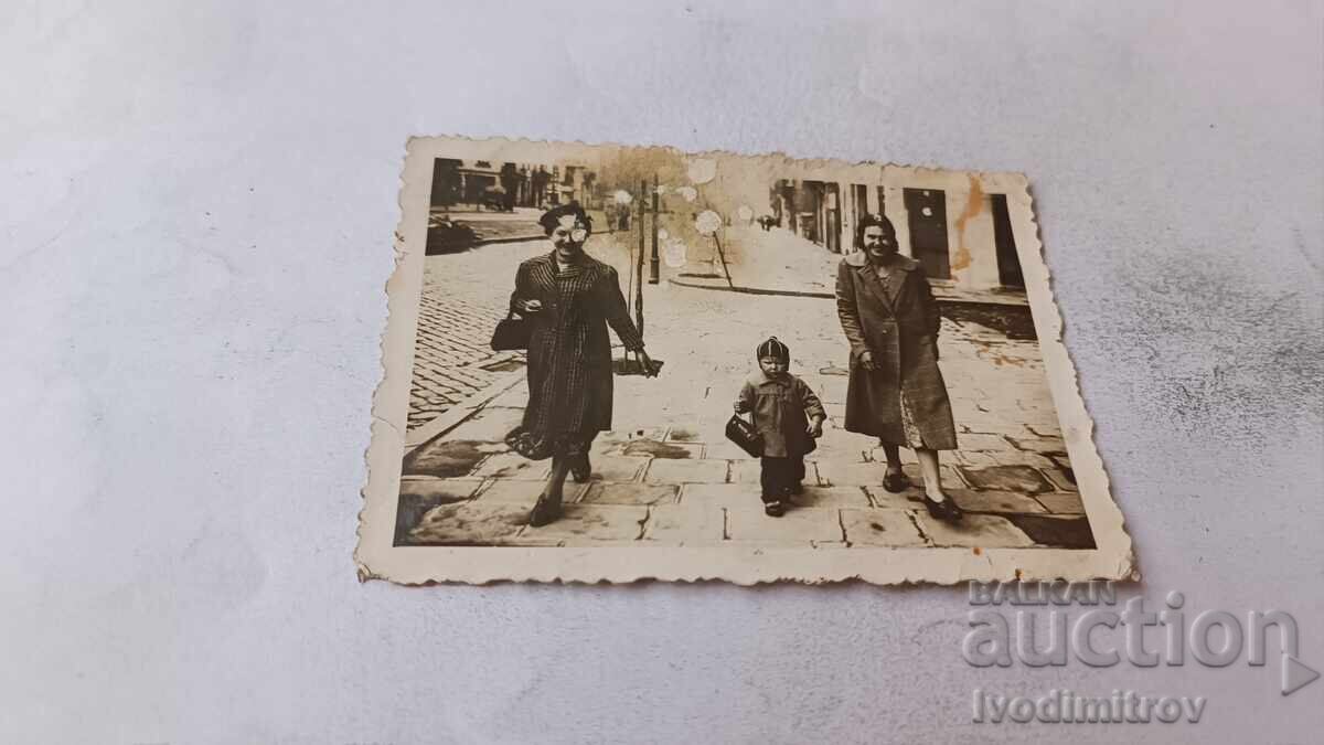 Fotografie Sofia Două femei și un băiețel la plimbare Fotografie Sofia Două femei și un băiețel la plimbare