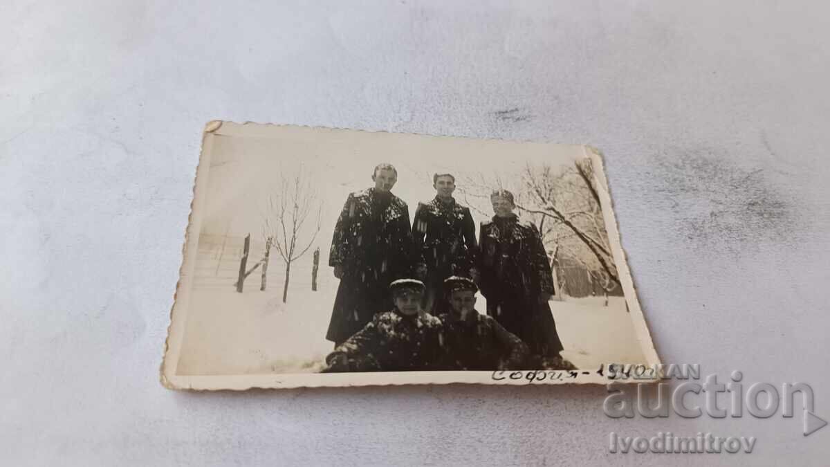 Fotografie Sofia Cinci tineri în parc iarna 1940