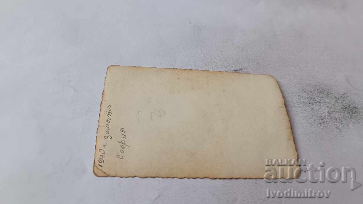 Fotografie Sofia Tineri sunt două fete în parc iarna 1940 cu preț € 0.88 | 1.72 BGN