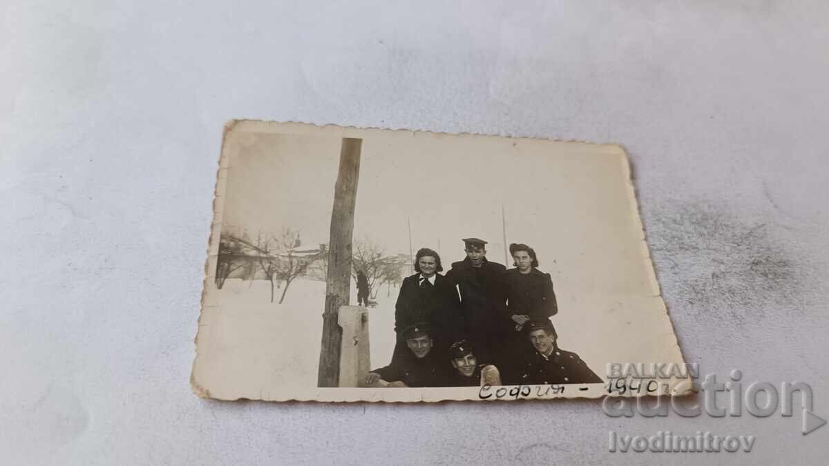 Fotografie Sofia Tineri sunt două fete în parc iarna 1940