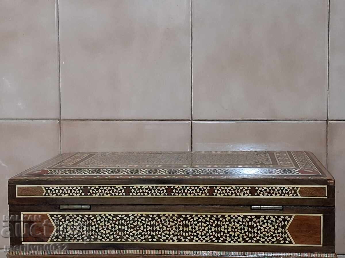 Παράδοση Stara kutiya za bizhuta s inkrustatsiya ot sedef