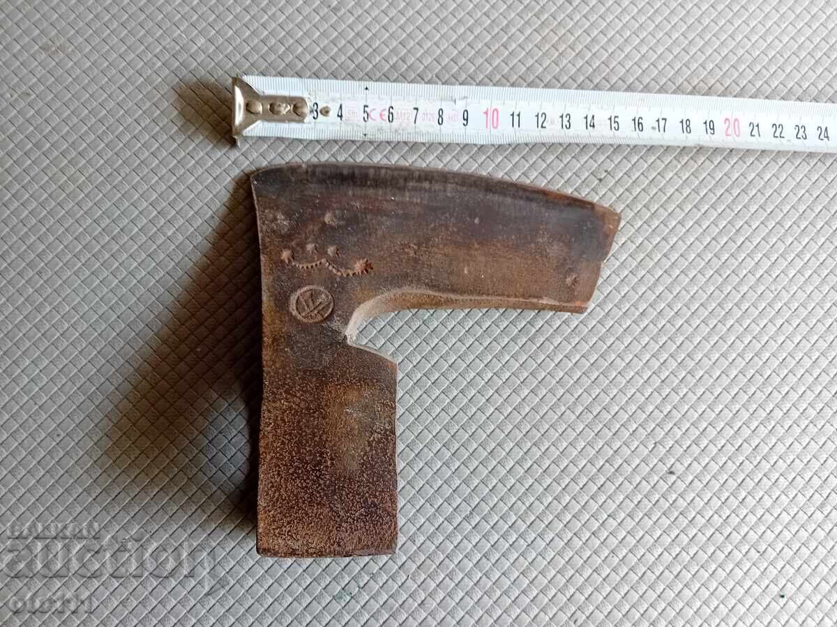 СТАРА БРАДВА СЕКИРА С МАРКИРОВКА с цена € 30.00 | 58.67 лв. СТАРА БРАДВА СЕКИРА С МАРКИРОВКА с цена € 30.00 | 58.67 лв.