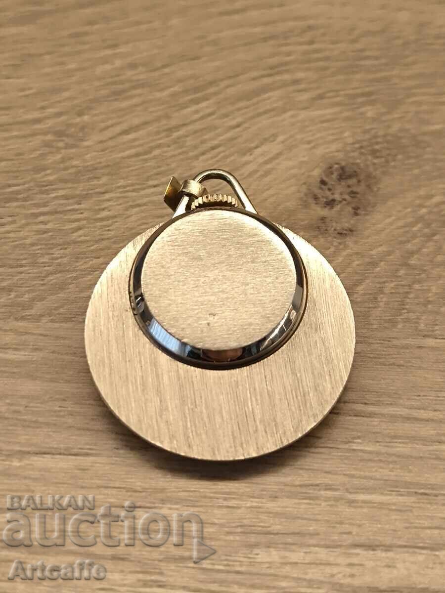 Δημοπρασία ΓΥΝΑΙΚΕΙΟ ΡΟΛΟΙ ΜΕ ΜΕΝΤΑΓΙΟΝ Slava - CCCP 50ετίας Δημοπρασία ΓΥΝΑΙΚΕΙΟ ΡΟΛΟΙ ΜΕ ΜΕΝΤΑΓΙΟΝ Slava - CCCP 50ετίας