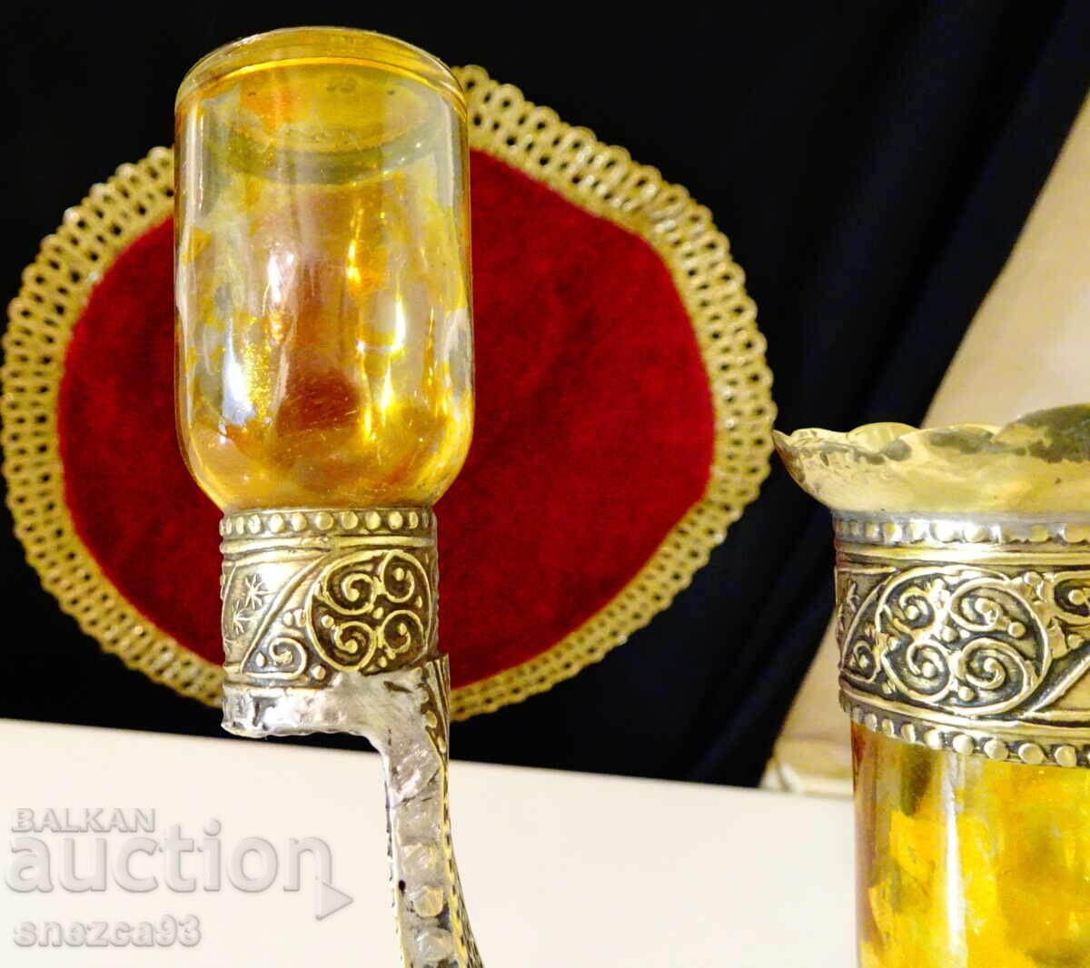 Уникален бронзов свещник,релефни орнаменти. с цена € 49.99 | 97.77 лв.