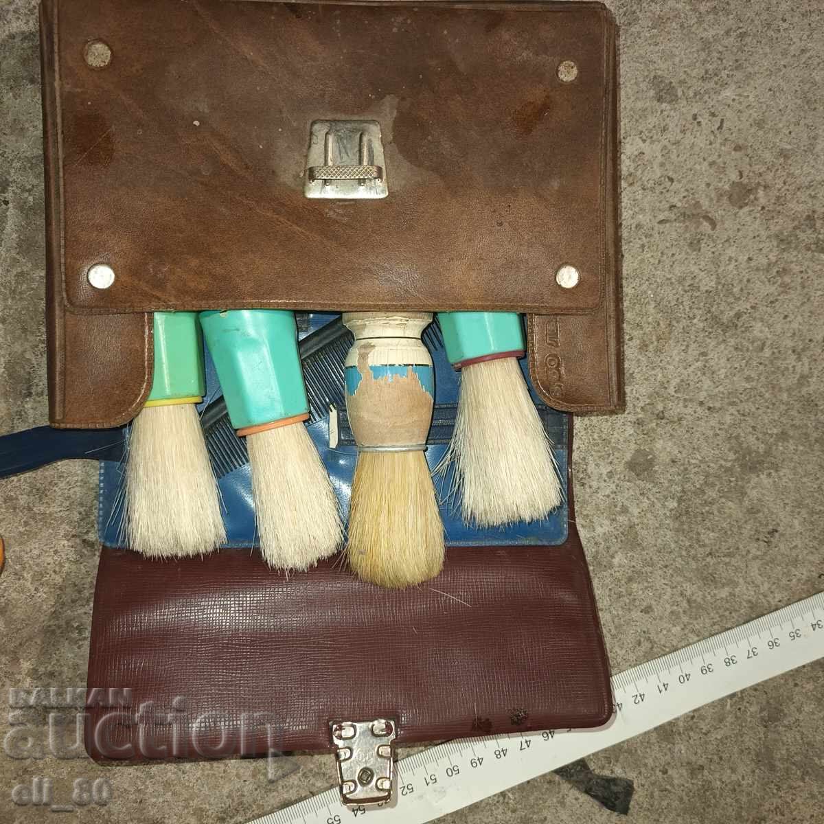 Licitație Perii de bărbierit vechi, noi-nouțe, 4 bucăți Licitație Perii de bărbierit vechi, noi-nouțe, 4 bucăți