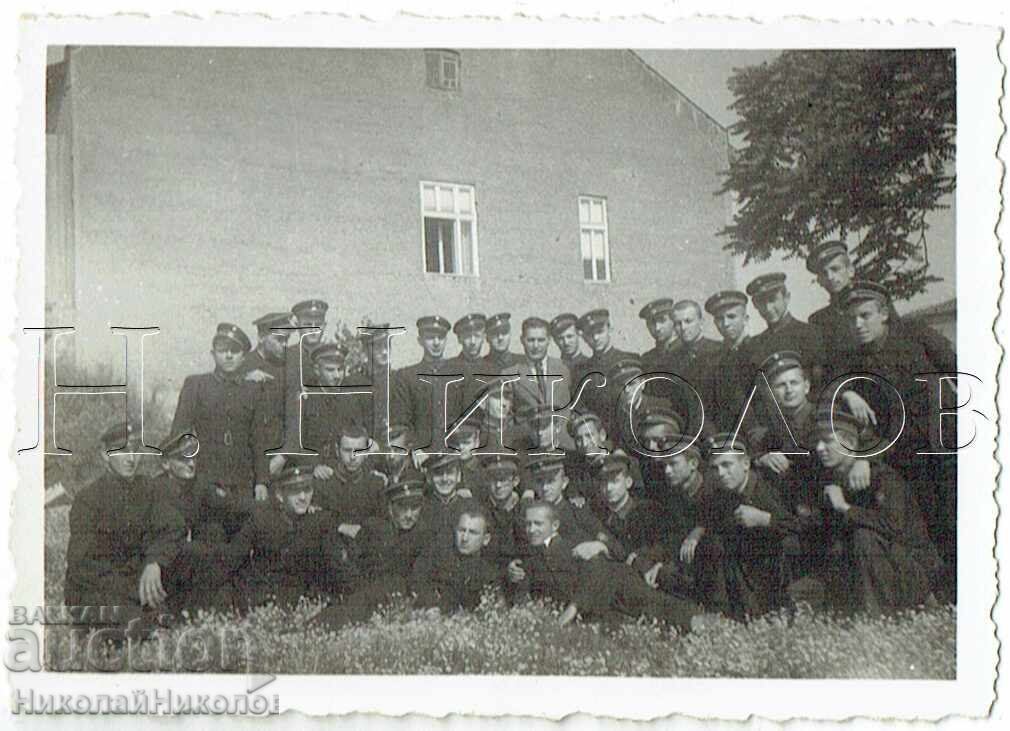 1940 MICĂ FOTOGRAFIE VECHE SVIȘTOV ELEVI DIN ORAȘ J495