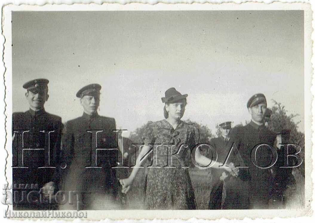 1940 SMALL OLD PHOTO SVISHTOV HIGH SCHOOL STUDENTS DANCING THE HORO ZH496
