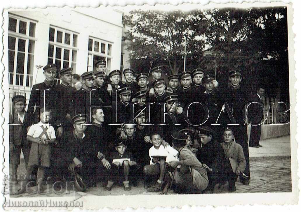 1940 MICĂ FOTOGRAFIE VECHE SVIȘTOV ELEVI ÎN PIAȚĂ J497