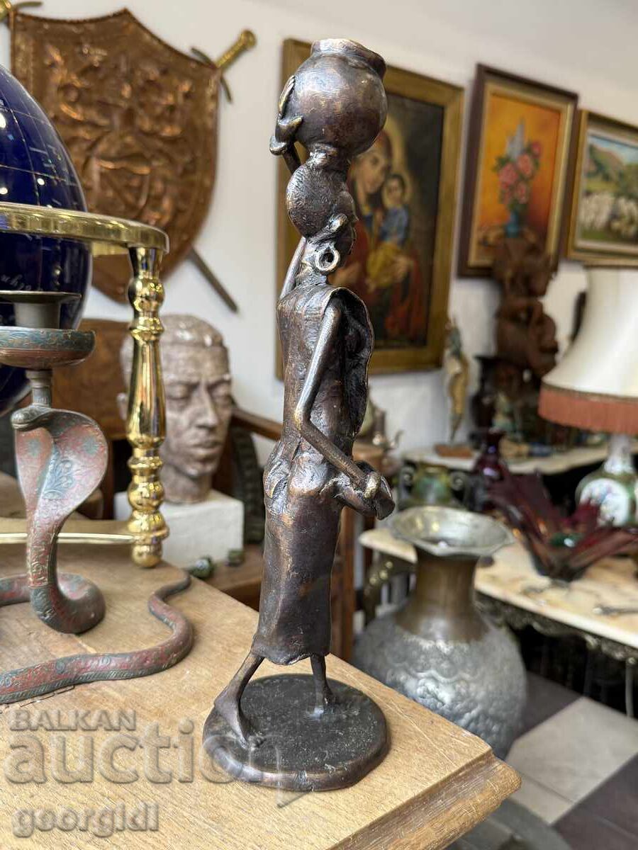 Licitație Sculptură din bronz reprezentând o femeie cu un vas pe cap №8081 Licitație Sculptură din bronz reprezentând o femeie cu un vas pe cap №8081