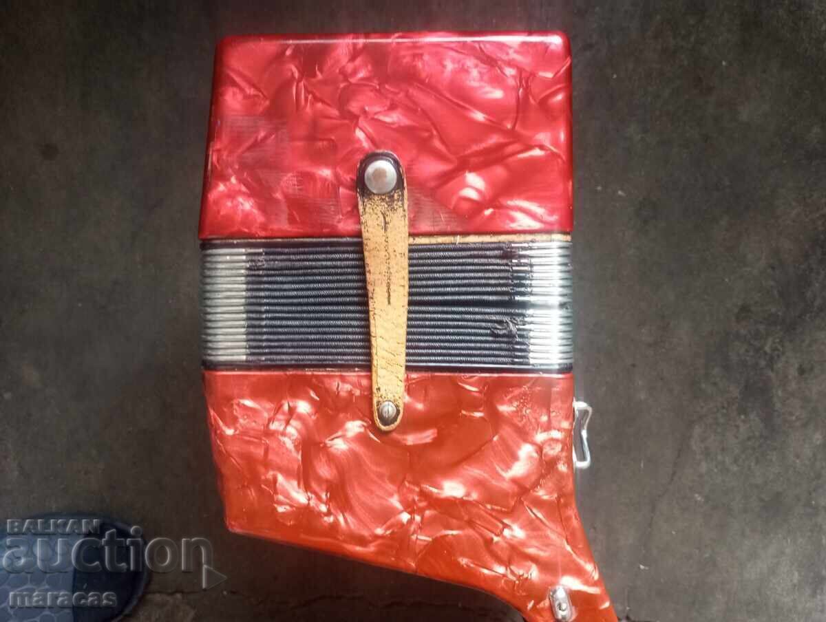 Acordeon vechi Royal Standard cu preț € 35.00 | 68.45 BGN