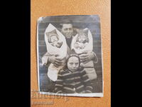 Portret al unui tată cu cei trei copii ai săi