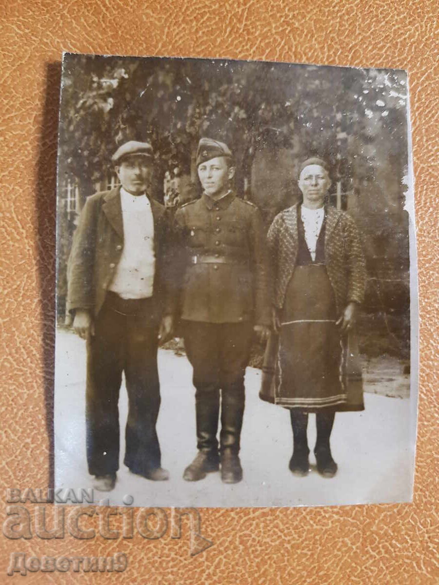 Tânăr soldat alături de părinții săi