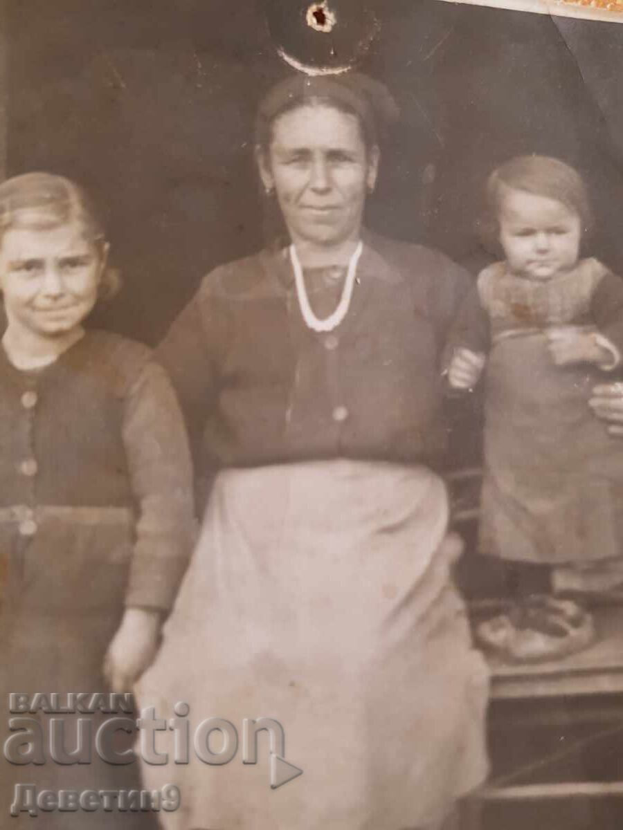 Licitație Portret de bunică, fiică și nepoată