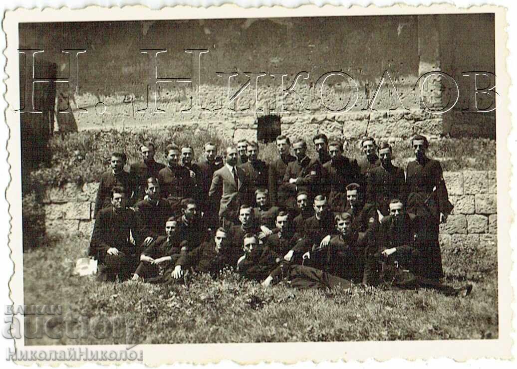 1941 ΜΙΚΡΗ ΠΑΛΙΑ ΦΩΤΟΓΡΑΦΙΑ ΣΒΙΣΤΟΒ ΜΑΘΗΤΕΣ ΓΥΜΝΑΣΙΟΥ ΣΕ ΕΚΔΡΟΜΗ Ζ498