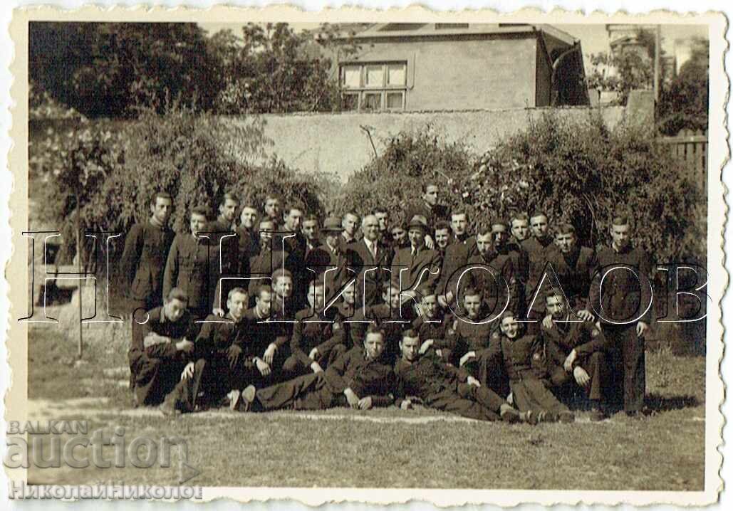 1941 MICĂ FOTOGRAFIE VECHE SVIȘTOV ELEVI ÎN EXCURSIE J499