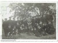 1940 MICĂ FOTOGRAFIE VECHE SVIȘTOV ELEVI ÎN EXCURSIE J500