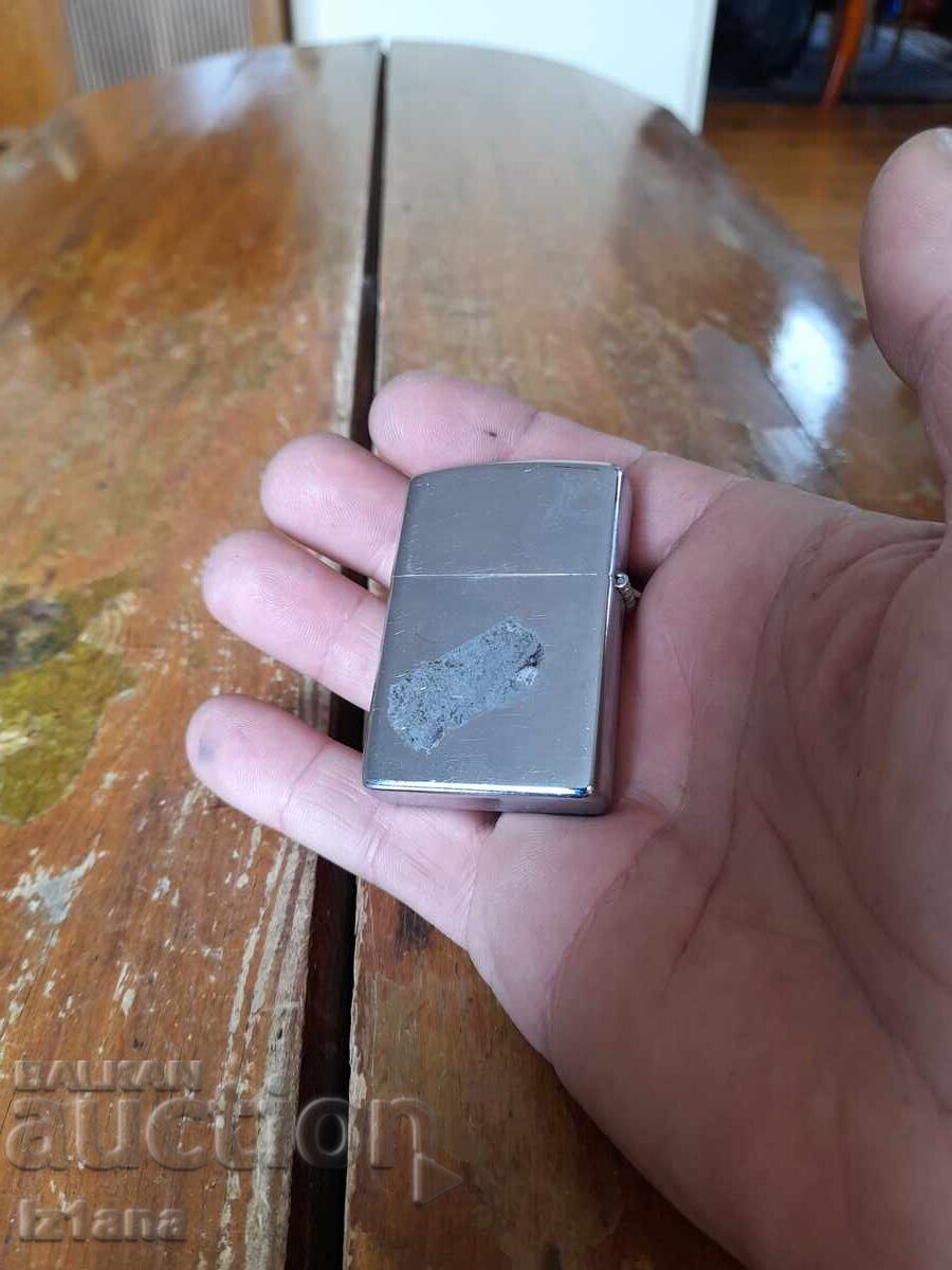 Licitație O brichetă veche Marlboro Licitație O brichetă veche Marlboro