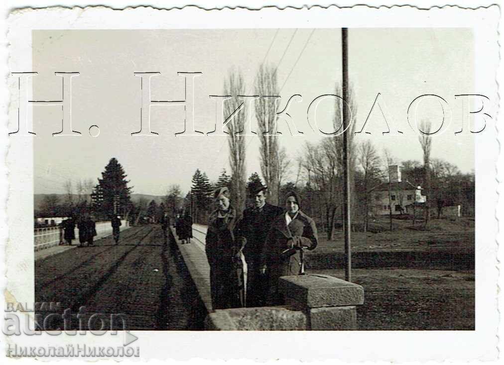 MICĂ FOTOGRAFIE VECHE SOFIA PLIMBARE ÎN PARC J504