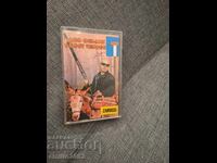 Casetă audio - Un Ferrari de culoarea roșie