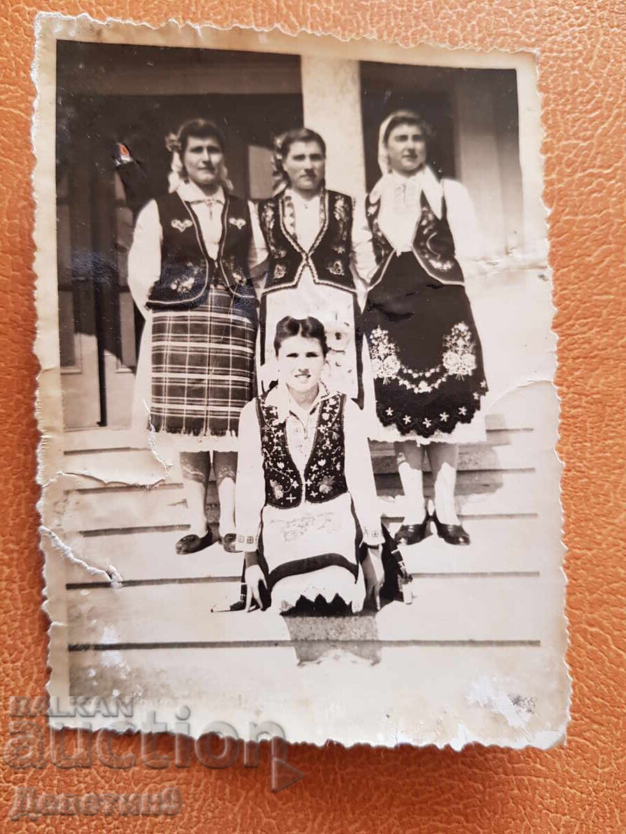 Femei în costume populare dintr-un ansamblu local