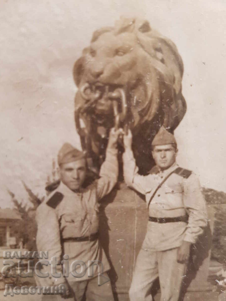 Auction Two soldiers at the Lions' Bridge Auction Two soldiers at the Lions' Bridge