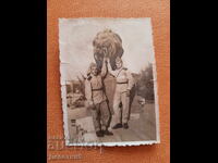 Δύο στρατιώτες στη γέφυρα των Λεόντων