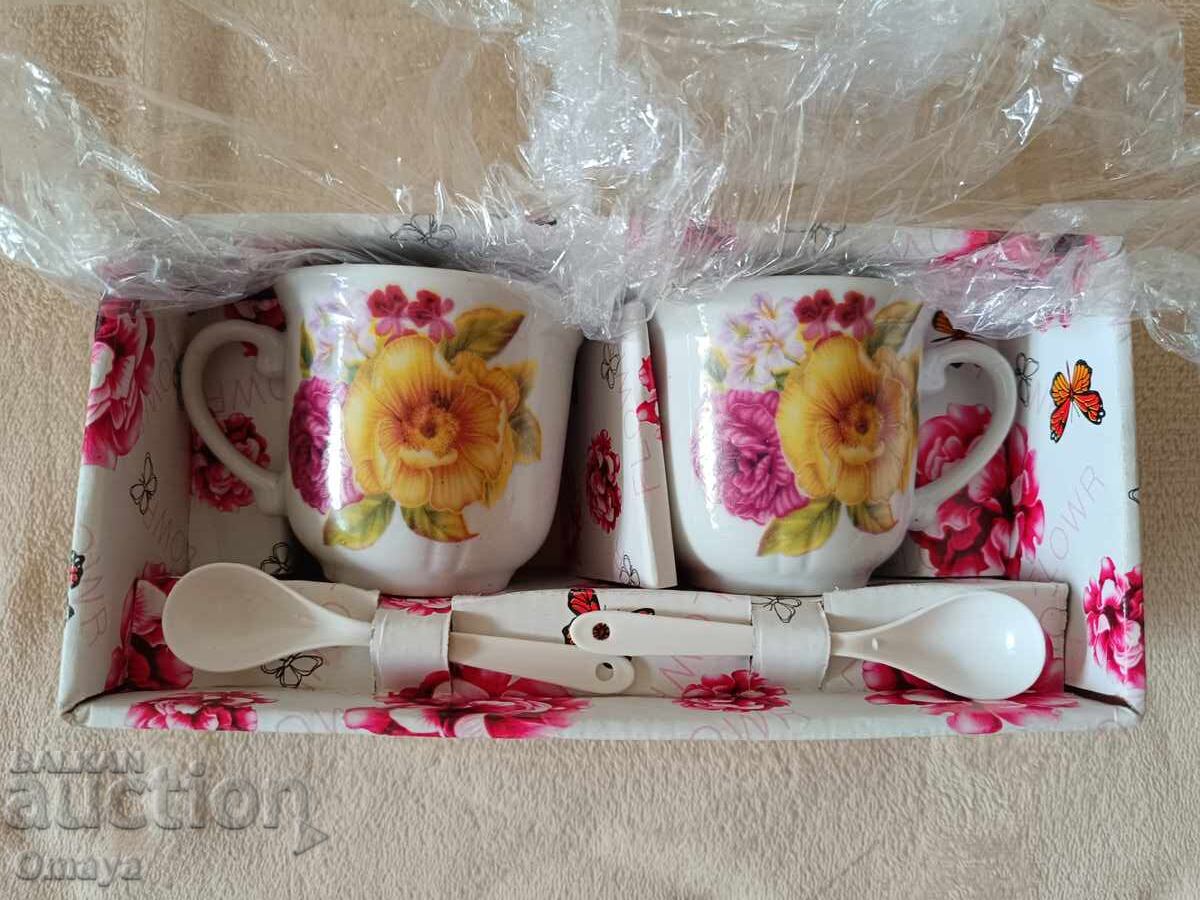 Cești de cafea din porțelan cu lingurițe