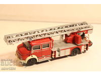 MODEL MAȘINUȚĂ CAMION DE POMPIERI MERCEDES BENZ 1/72