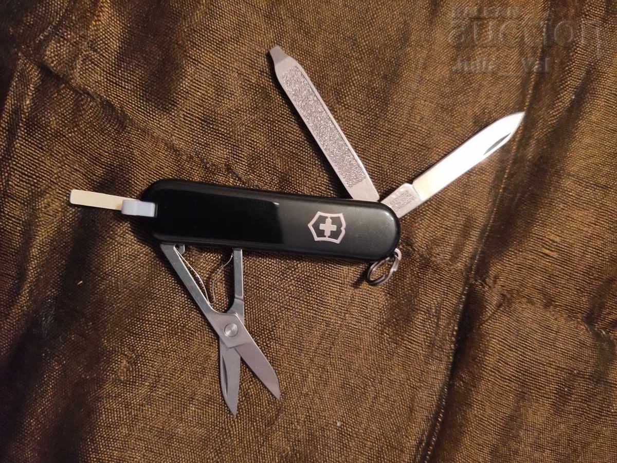 Аукцион Чисто ново джобно ножче Victorinox и фенерче от 0.01 цент