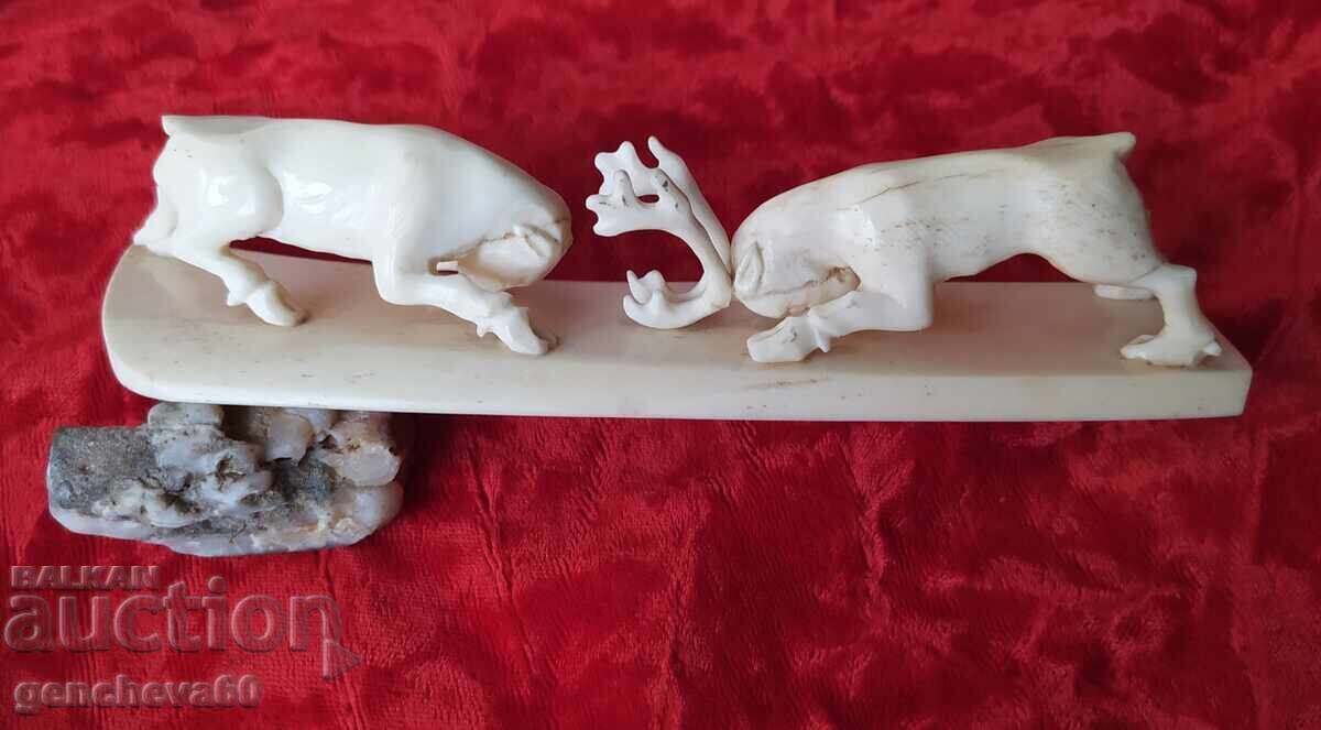 Figurină rusească din os sculptată manual Figurină rusească din os sculptată manual