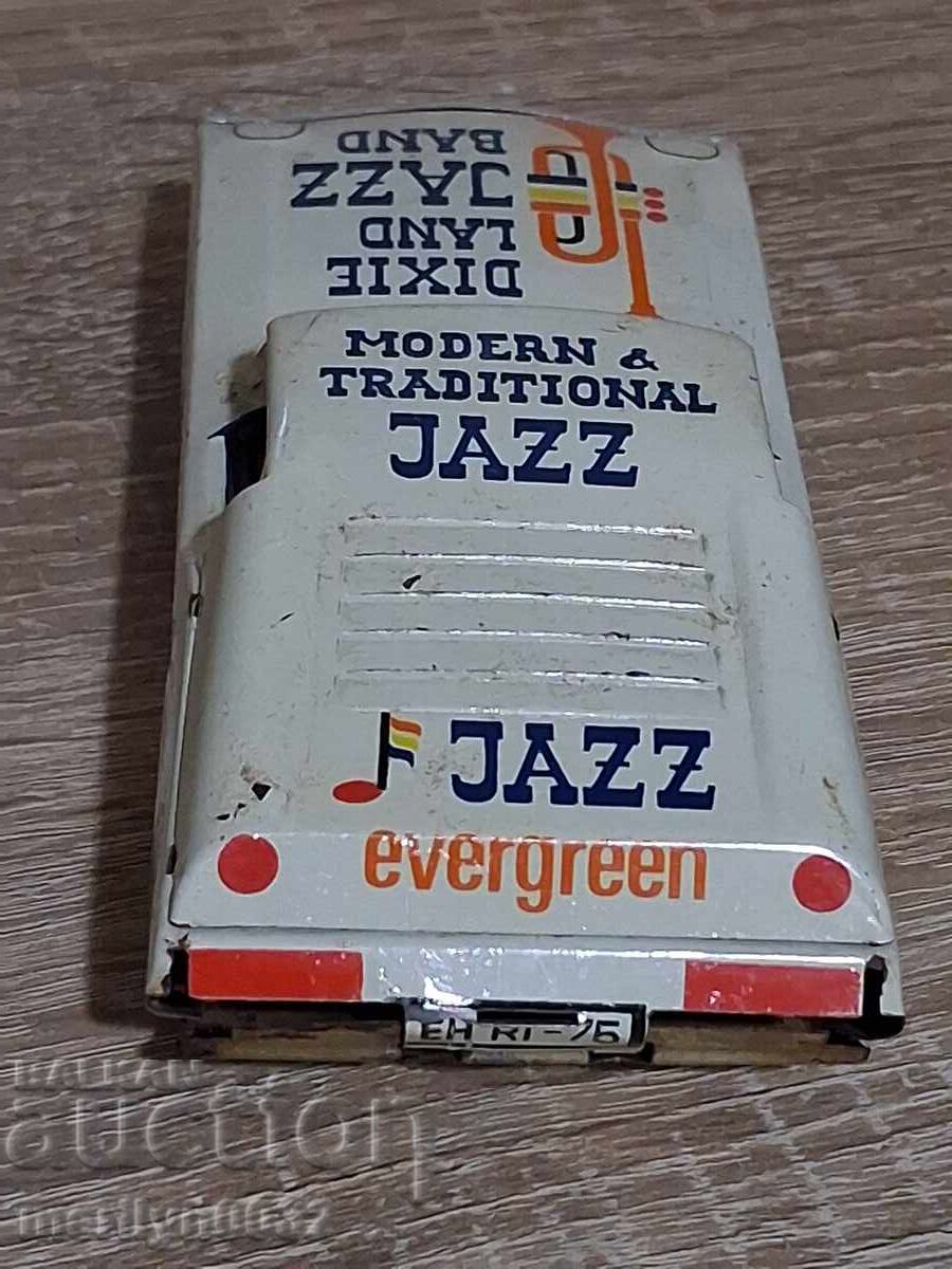 Licitație Jucărie din tablă pentru copii mașină mică Licitație Jucărie din tablă pentru copii mașină mică