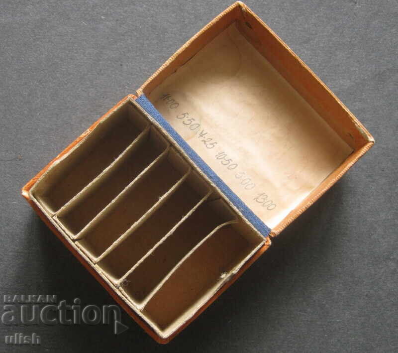 Стара празна кутия оптична сбирка Учтехпром с цена € 5.00 | 9.78 лв. Стара празна кутия оптична сбирка Учтехпром с цена € 5.00 | 9.78 лв.