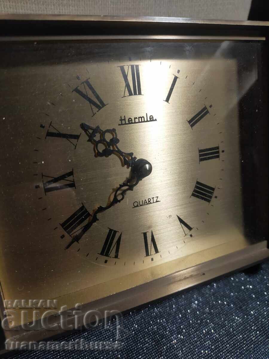 Επιτραπέζιο σιδερένιο ρολόι Επιτραπέζιο σιδερένιο ρολόι