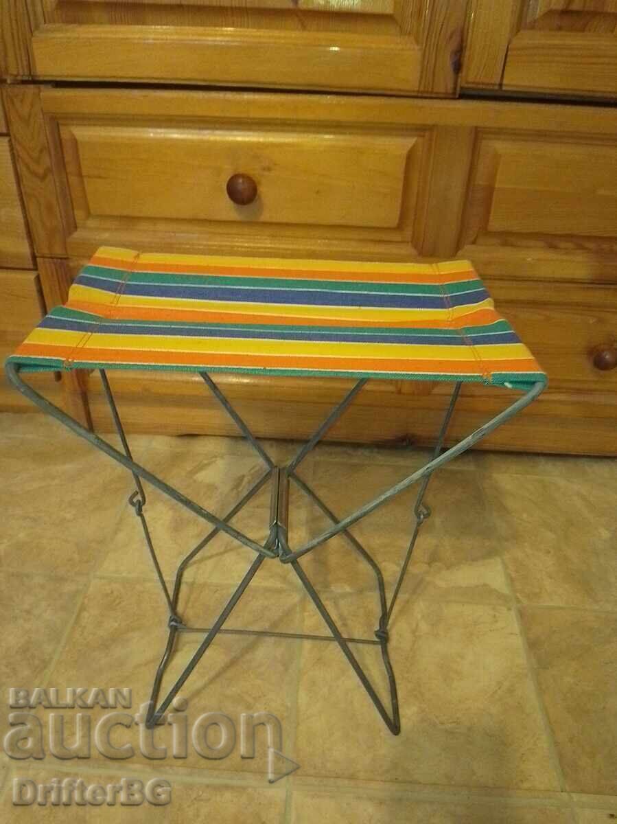NOU Scaun pliabil retro – Camping/Pescuit vintage cu preț € 5.00 | 9.78 BGN