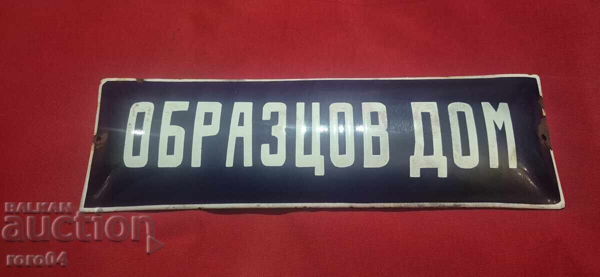 CASĂ MODEL cu preț € 13.99 | 27.36 BGN CASĂ MODEL cu preț € 13.99 | 27.36 BGN