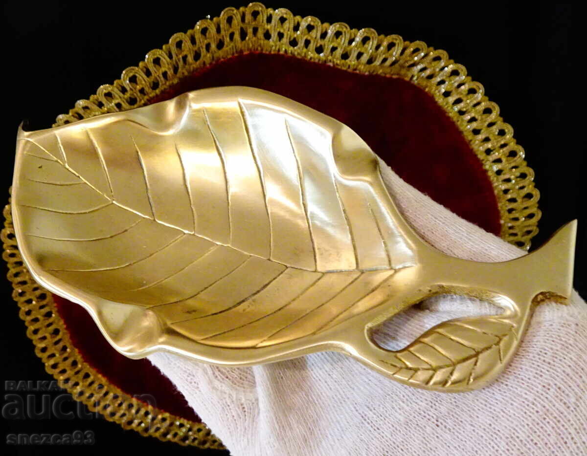 Cenușier din bronz pentru trabucuri, țigări, frunză cu preț € 9.99 | 19.54 BGN Cenușier din bronz pentru trabucuri, țigări, frunză cu preț € 9.99 | 19.54 BGN