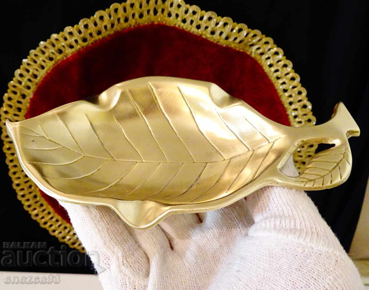 Livrarea Cenușier din bronz pentru trabucuri, țigări, frunză Livrarea Cenușier din bronz pentru trabucuri, țigări, frunză