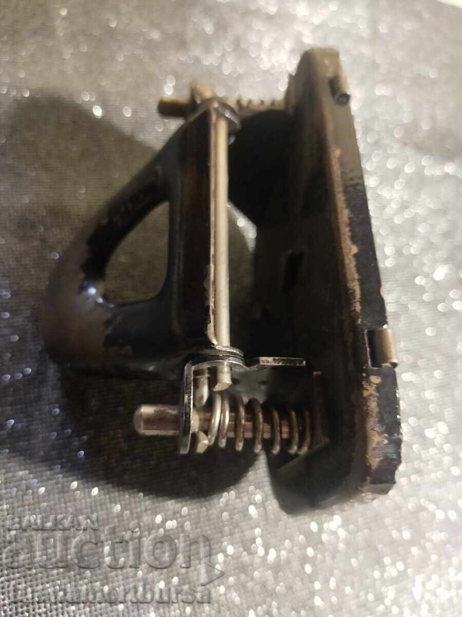 Livrarea unealtă veche pentru găurit