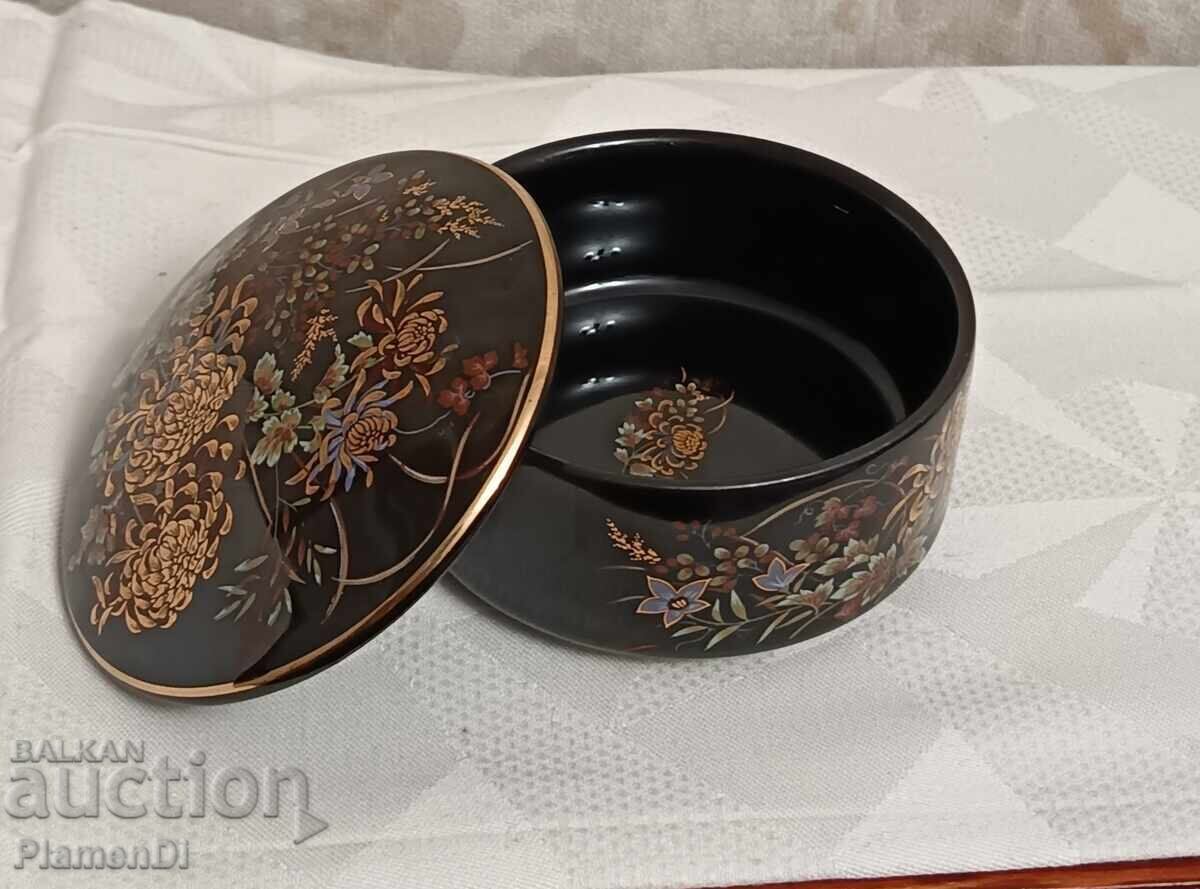 Auction  Japanese porcelain jewelry box "Imperial Kiku"