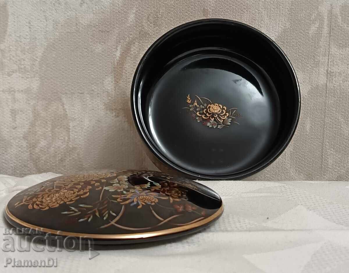 Delivery of Japanese porcelain jewelry box "Imperial Kiku"