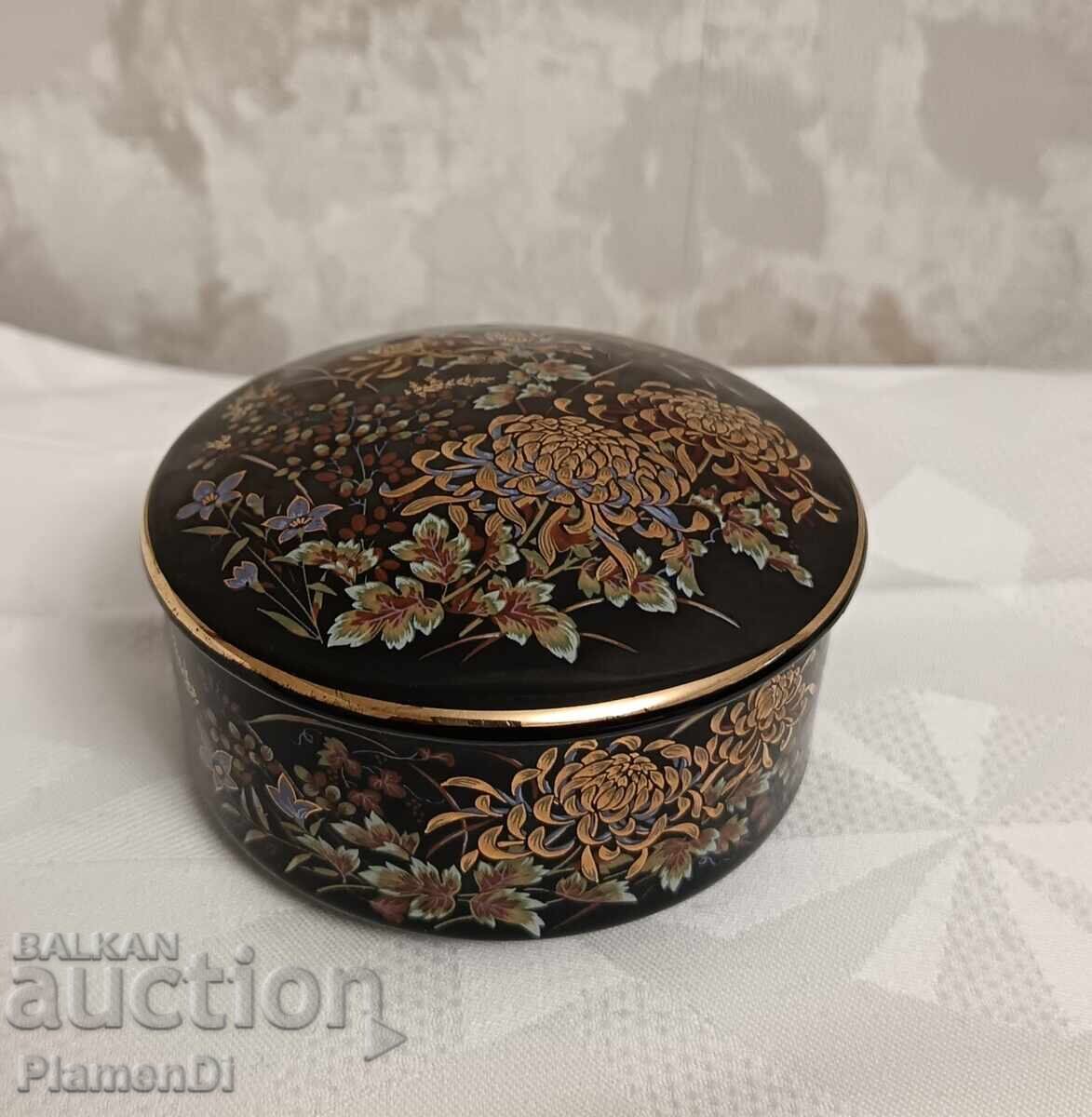 Cutie de bijuterii din porțelan japonez "Imperial Kiku" Cutie de bijuterii din porțelan japonez "Imperial Kiku"