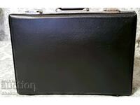 Κλασική χαρτοφύλακας (διπλωματική) από μαύρο τεχνητό δέρμα