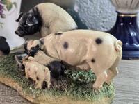 Compoziție care prezintă o familie de porci !