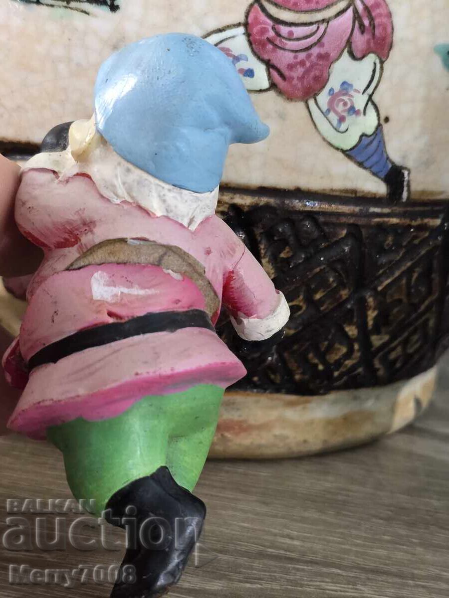 Livrarea Vă prezentăm o figurină adorabilă, lucrată manual, reprezentând un pitic