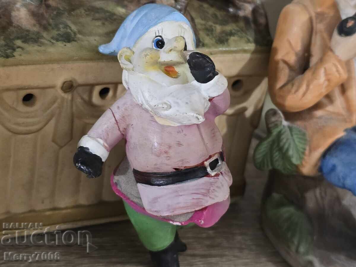 Vă prezentăm o figurină adorabilă, lucrată manual, reprezentând un pitic - 5