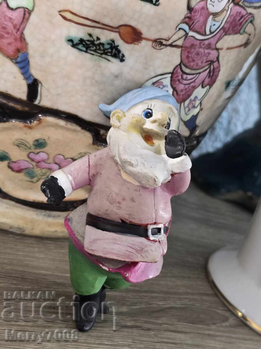 Vă prezentăm o figurină adorabilă, lucrată manual, reprezentând un pitic