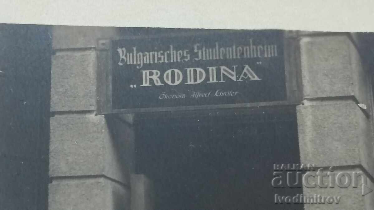 Fotografie Berlin Tineri și o femeie în fața clubului RODINA 1921 cu preț € 2.43 | 4.75 BGN