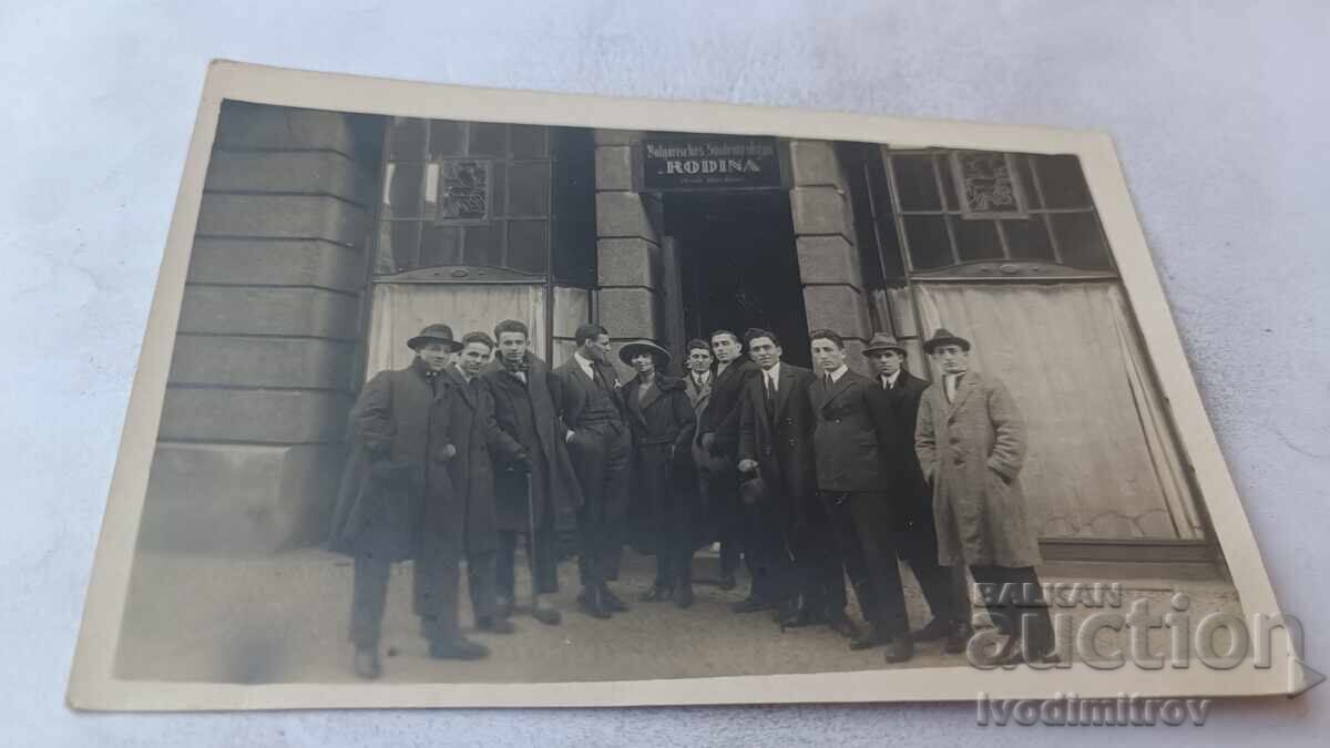 Fotografie Berlin Tineri și o femeie în fața clubului RODINA 1921