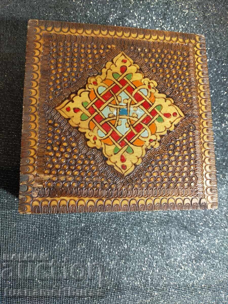 Obiect decorativ din lemn